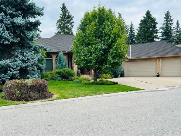 39 S Baycrest Ct SW, Calgary, AB T2V 5K1