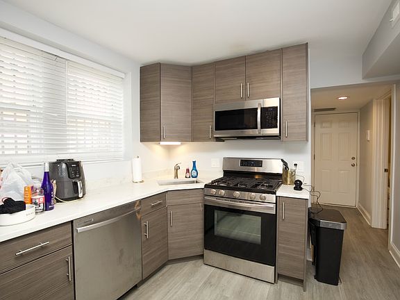 3rd image of 2649 N Sacramento Ave #H