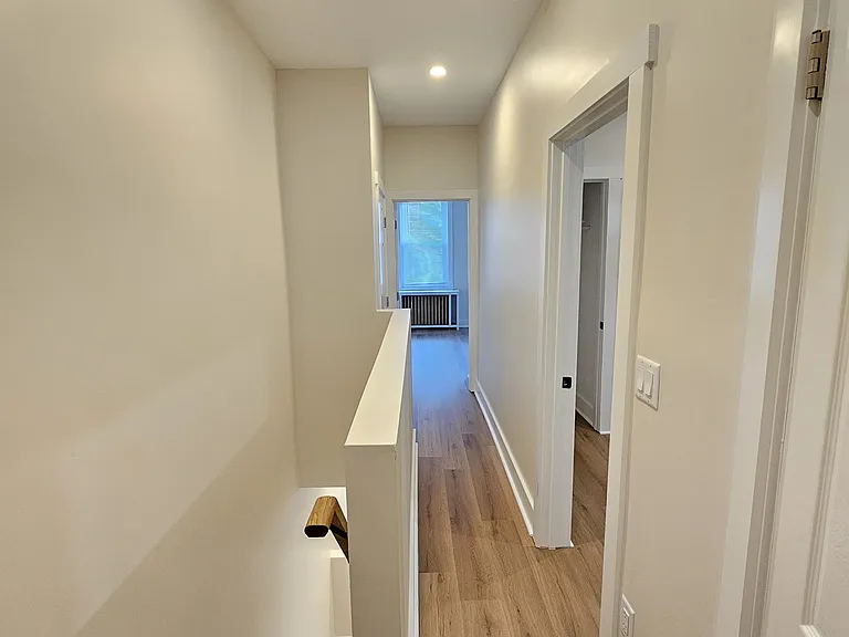 2525 E Madison St — Photo 7