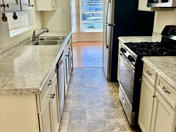 4th image of 1070-1072 Diamond St #1070