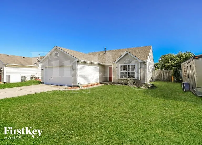 977 Hathaway Dr — Photo 2