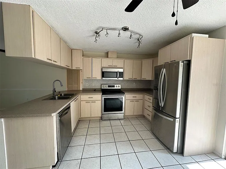 390 Kenova St — Photo 3