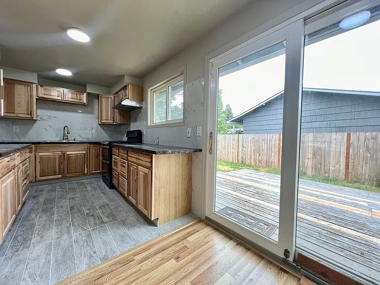 2020 SE 154th Ave — Photo 3