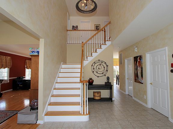 3rd image of 16 Loomis Dr