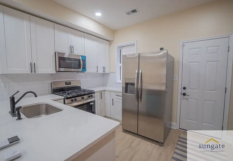 3205 Esther Pl — Photo 2