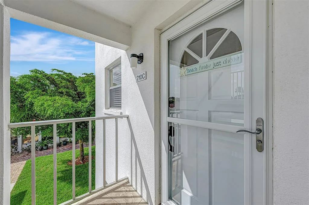 2 bed, 2.0 bath, 900 sqft, $7,200 — Photo 3