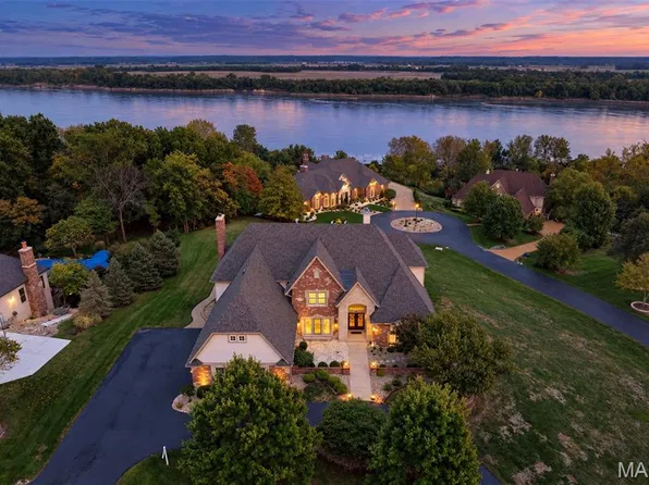 2817 Christopher Bluffs Ln, Saint Louis, MO 63129