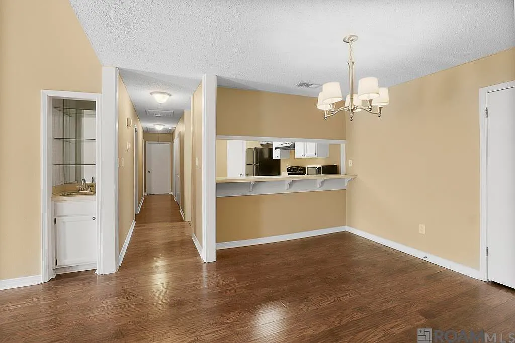 3 bed, 1402 sqft, $1,650 — Photo 2