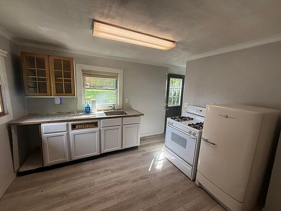 5th image of 319 Watts St