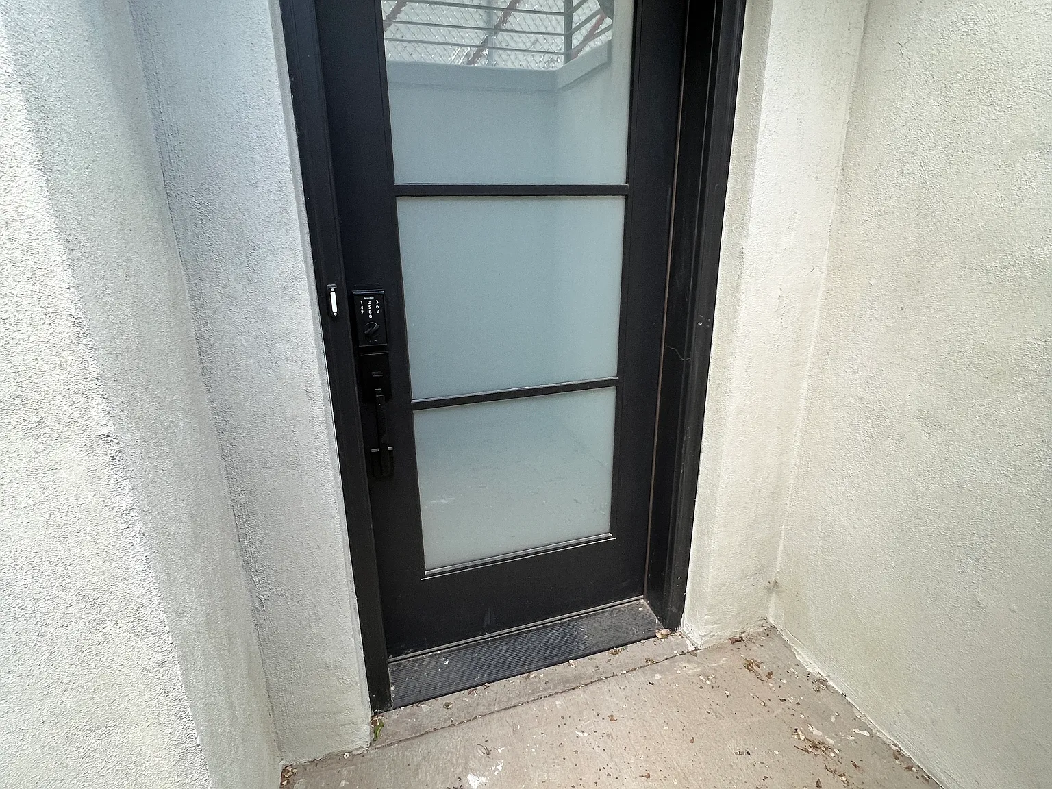3 bed, 1200 sqft, $2,400 — Photo 4