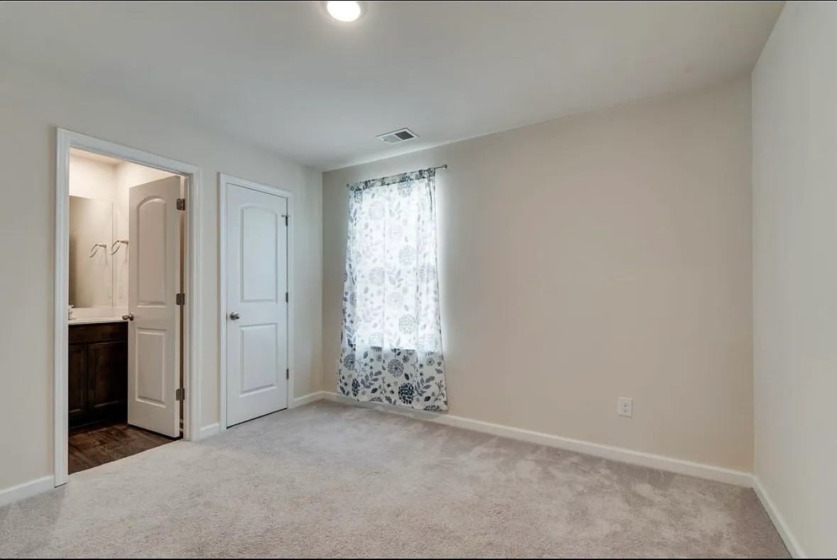 1007 Glen Marcus Dr — Photo 2
