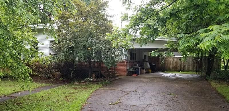 1st image of 122 E Poplar St