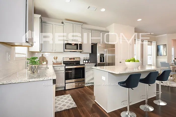 3 bed, 2.5 bath, 1833 sqft, $2,699 — Photo 3