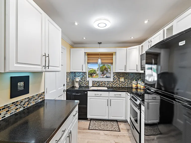 4 Westwood Ave — Photo 14