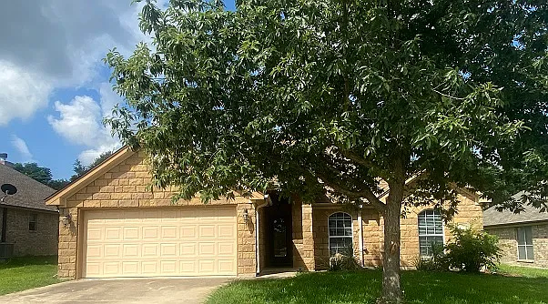 4 bed, 2000 sqft, $1,975 — Photo 1