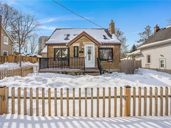 13 Devitt Ave N, Waterloo, ON N2J 3E7