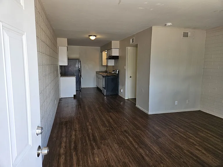 2016 W Cactus Rd #B — Photo 10
