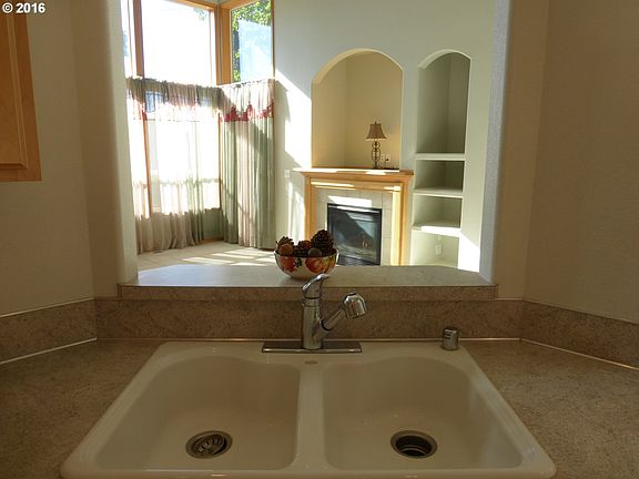 5th image of 1001 SE 116th Ct