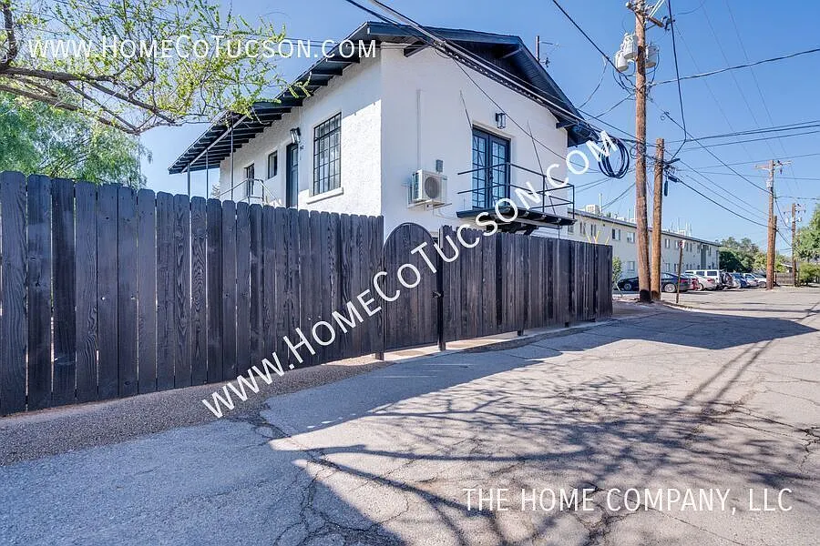 940 E Florita Street - UNIT 2 Remodeled one bedroom near UofA — Photo 2