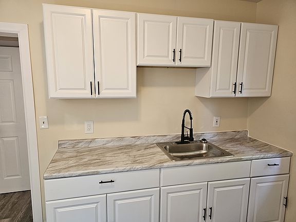 4th image of 408 E 6th St #1