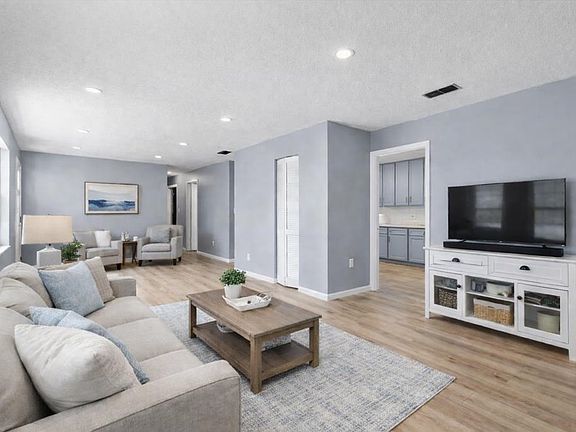 4th image of 521 NE First Ave