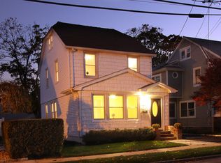 24 Charles St, Williston Park, NY 11596