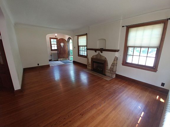 Living Room w/Gas Fireplace