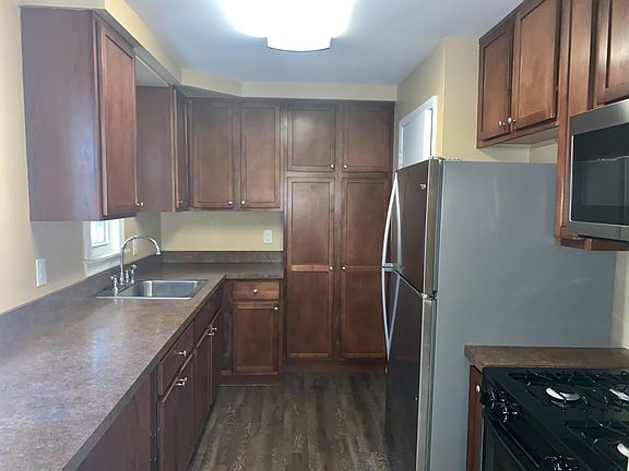 4th image of 21201 Westhampton Ave