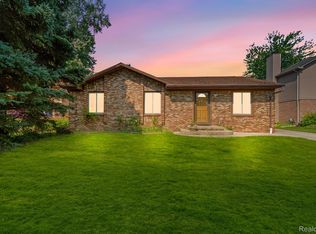 35401 Evanston Ave, Sterling Heights, MI 48312