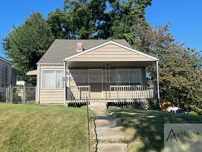 1600 Cypress Ave — Photo 1