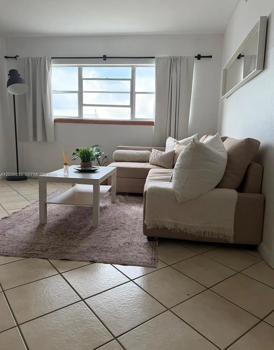 Octagon Towers I Condo — Photo 2