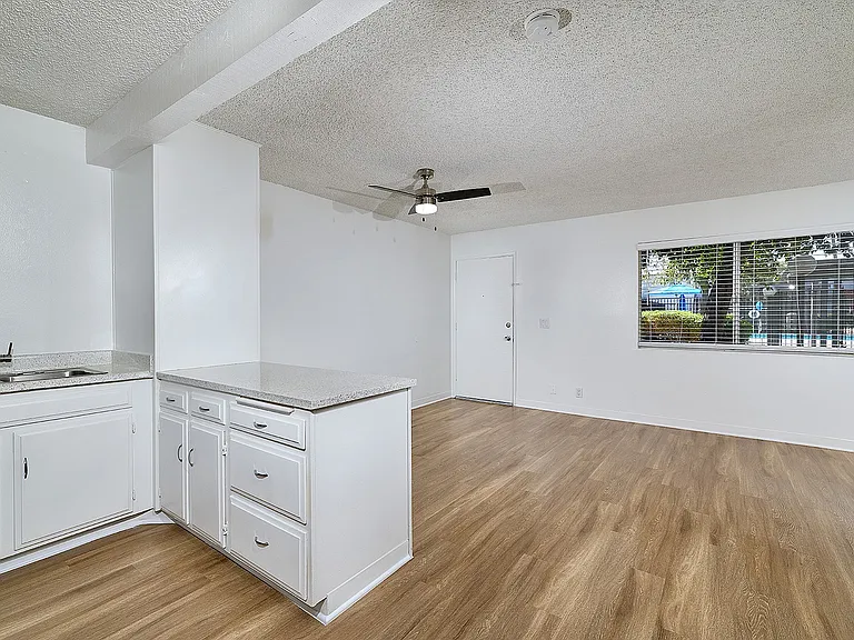 Panorama Apartments — Photo 6