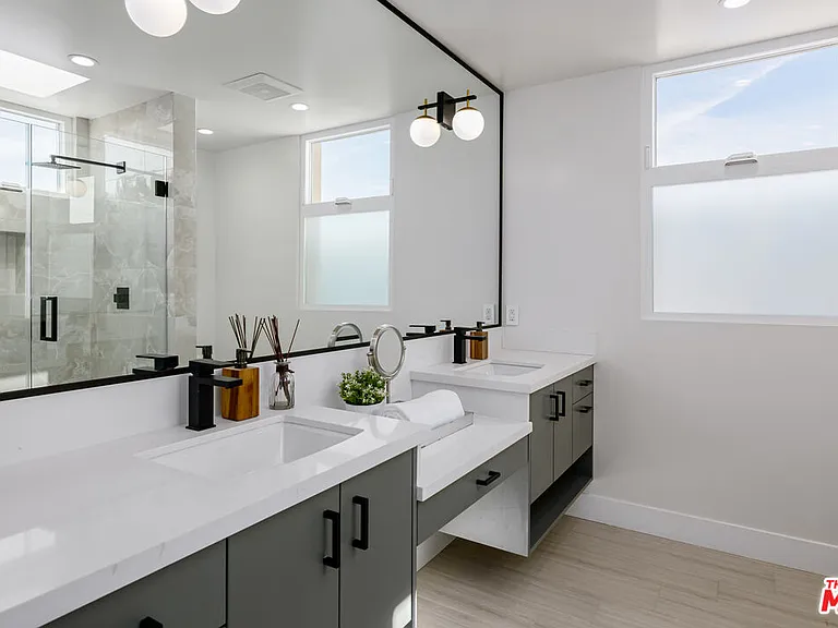836 N McCadden Pl — Photo 15