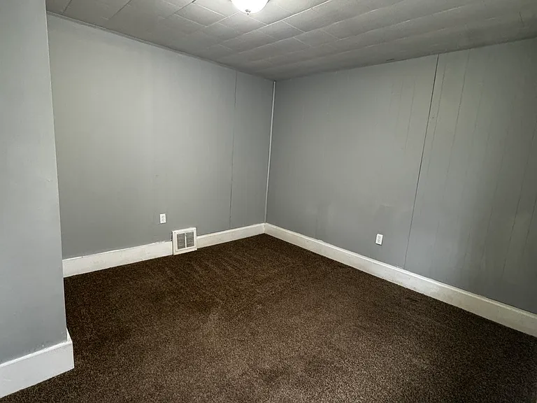 599 Rhodes Ave — Photo 7