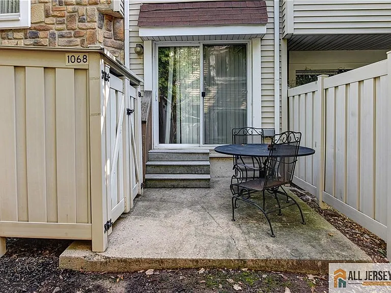 1068 Schmidt Ln — Photo 29