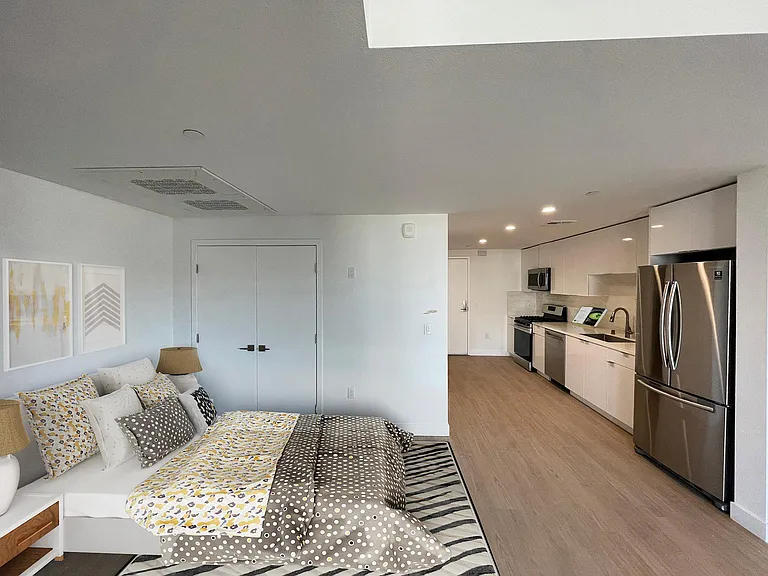 11NOHO APARTMENTS — Photo 15