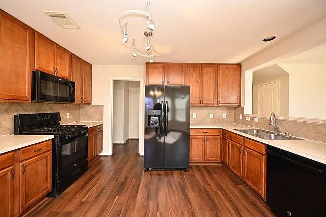 9403 Coatsworth Dr — Photo 29
