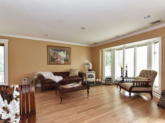 4th image of 52 Pickwick Dr N