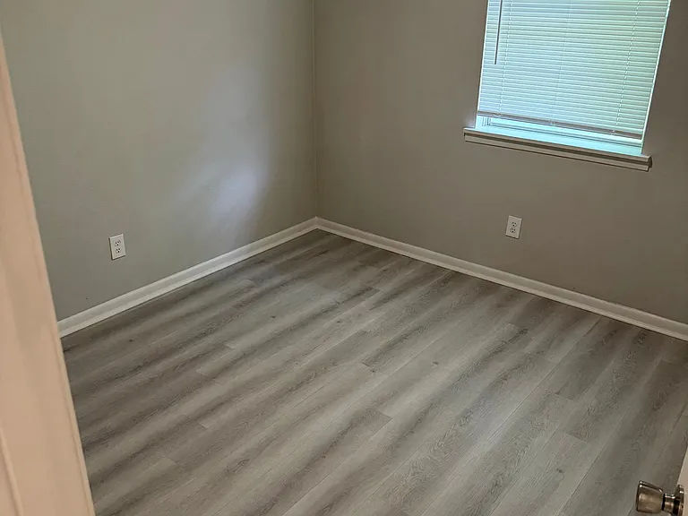 517 Creek St — Photo 3