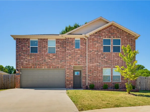 2202 S 10th St, Rogers, AR 72758