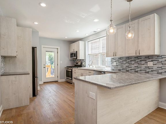 3rd image of 5915 N Artesian Ave #2