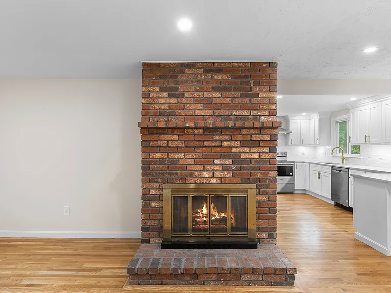 Fireplace (Decorative Only)