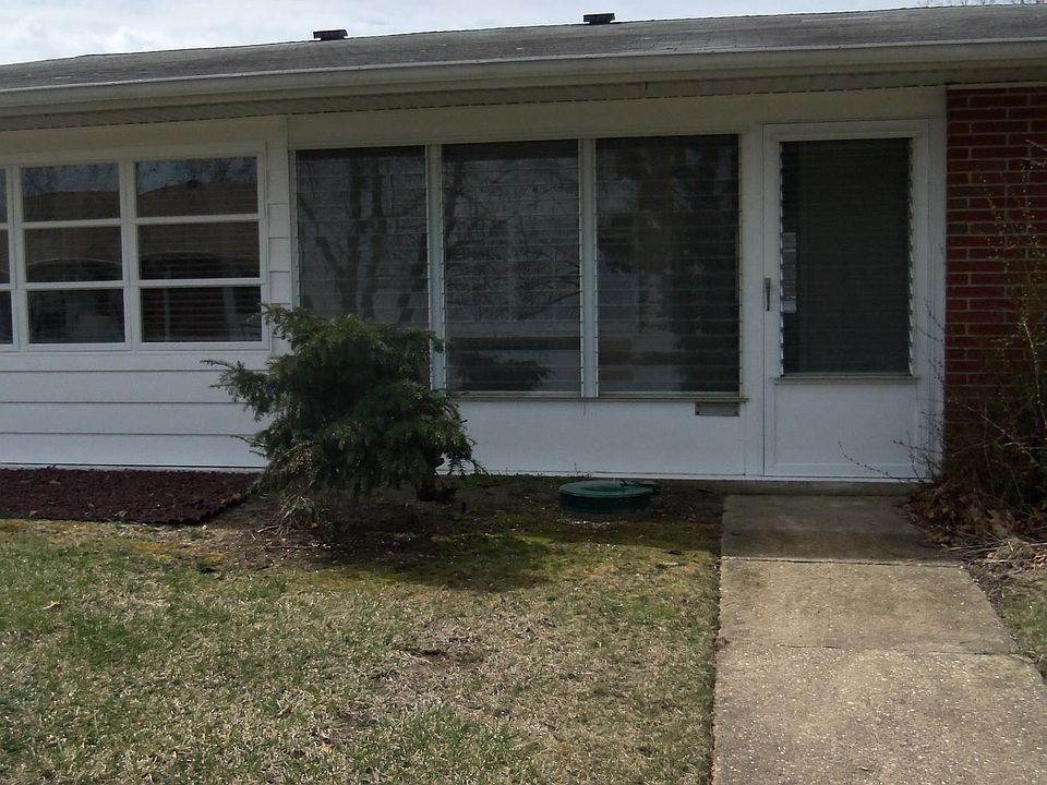 1st image of 393 Chesterfield Court #B