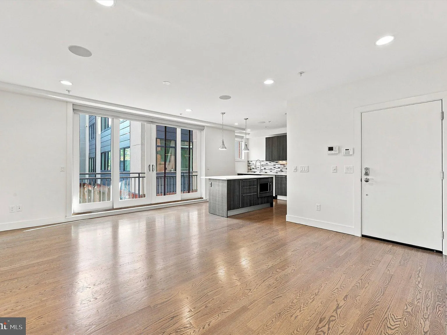 1 bed, 1.5 bath, 907 sqft, $2,600 — Photo 3
