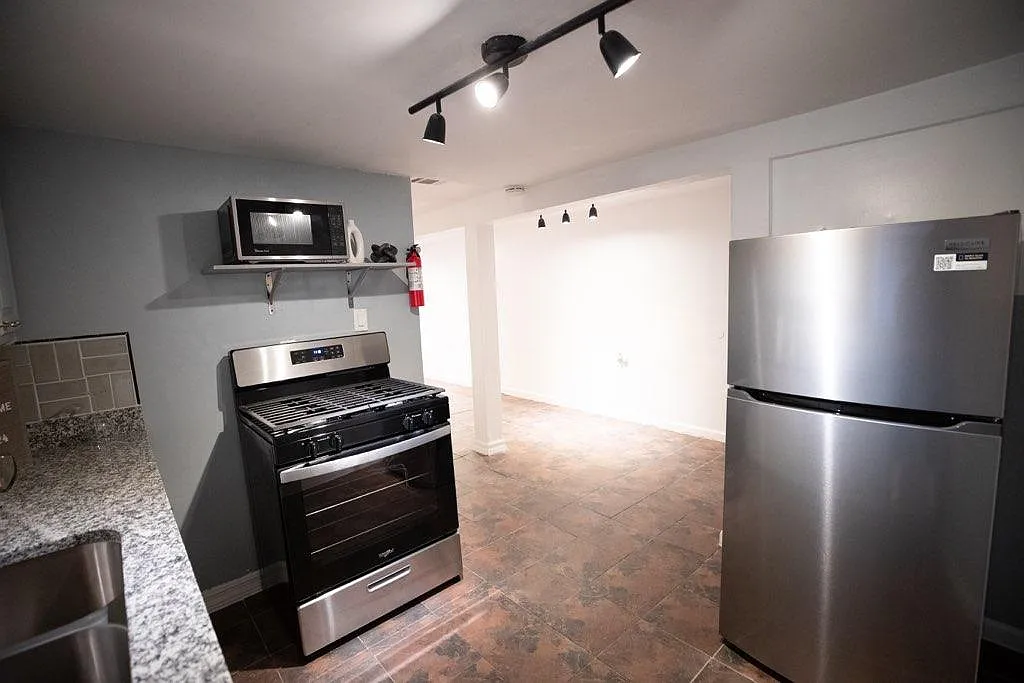 2 bed, 700 sqft, $1,300 — Photo 1