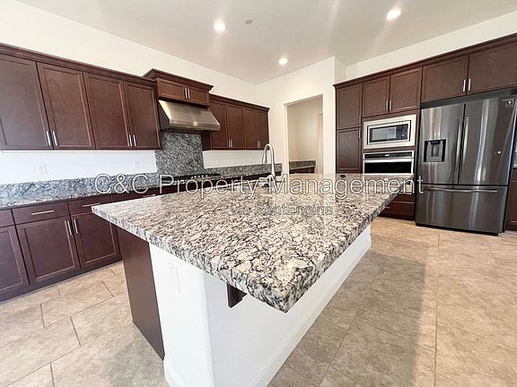 4th image of 445 Russell Way