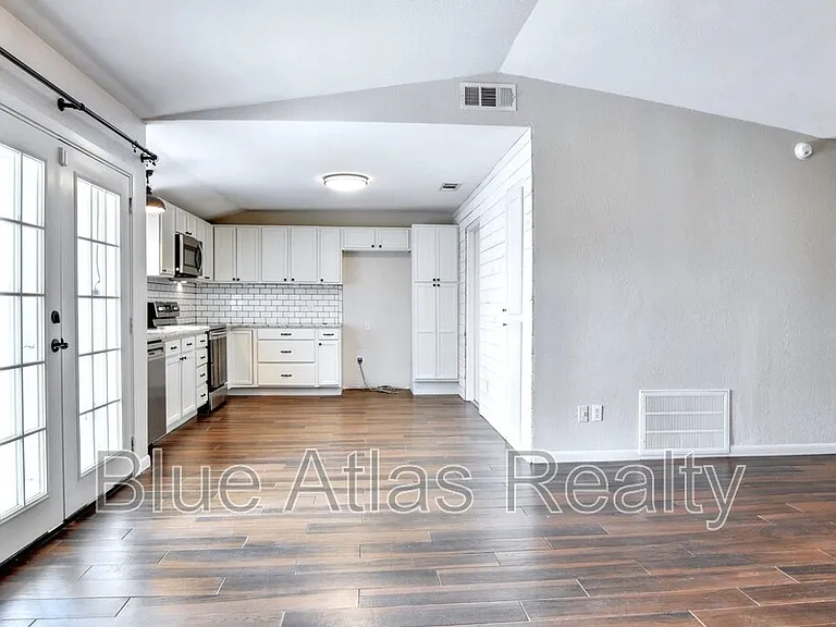 1313 Monaco Dr — Photo 3