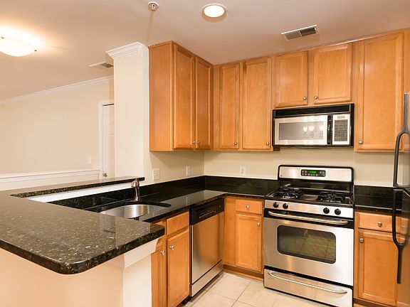 Kit. w/stainless appliances