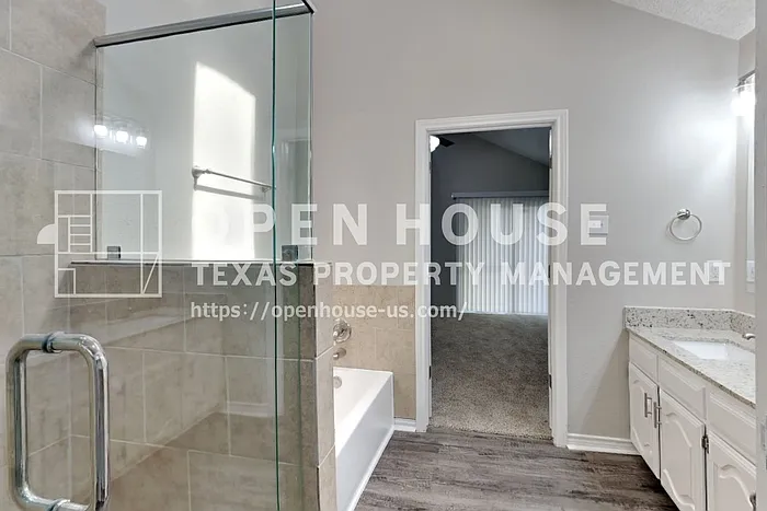 2102 Holly Hill Ln — Photo 10