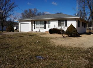 535 E Park St, Nebo, IL 62355